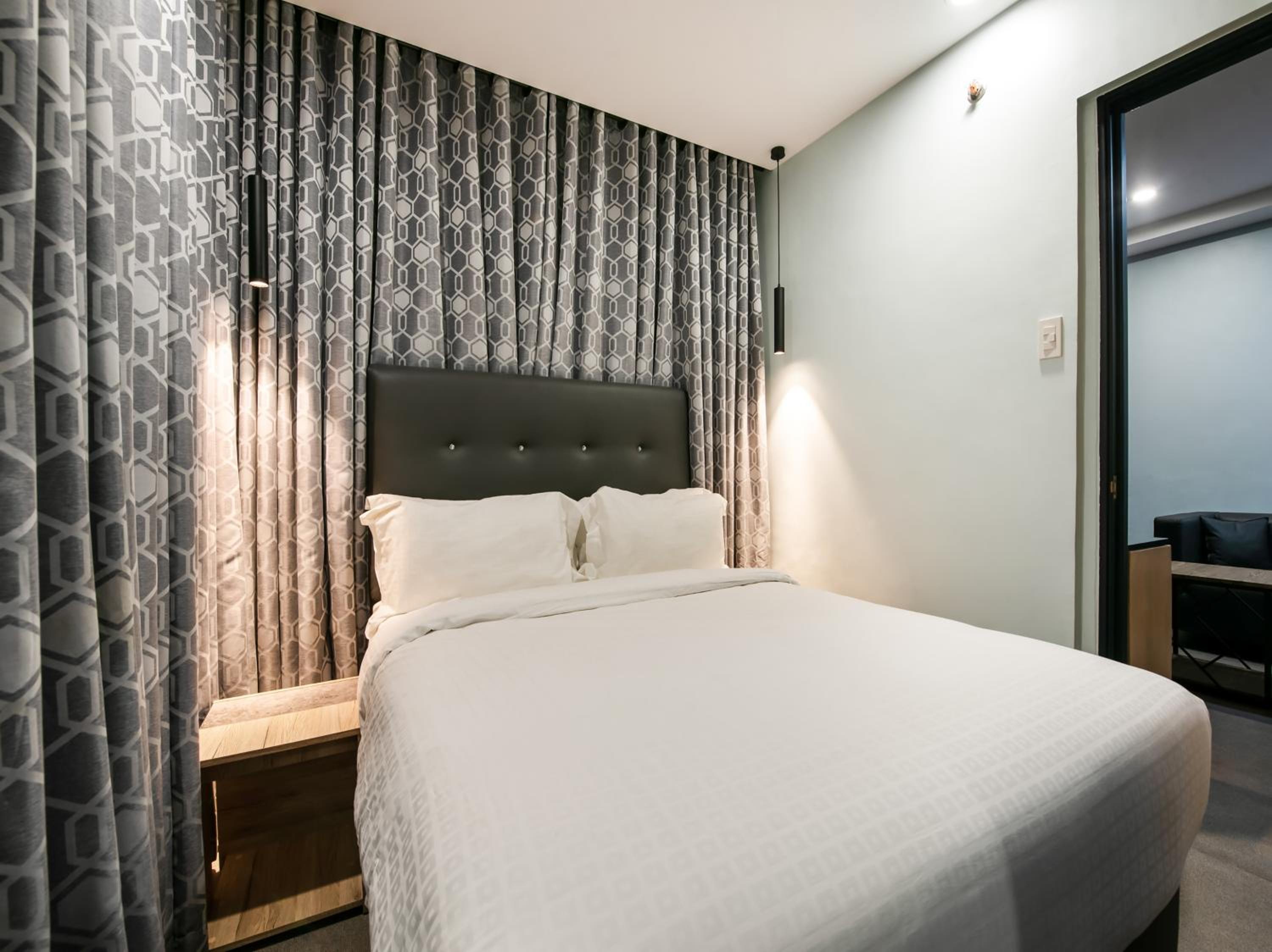 Room at Bay Area Suites, MANILA