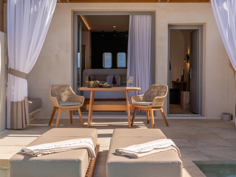 SANTO MINE OIA SUITES 35/45