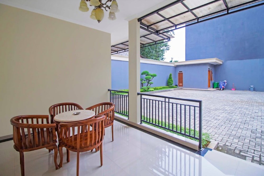 Reddoorz Near Mercu Buana University 2/55