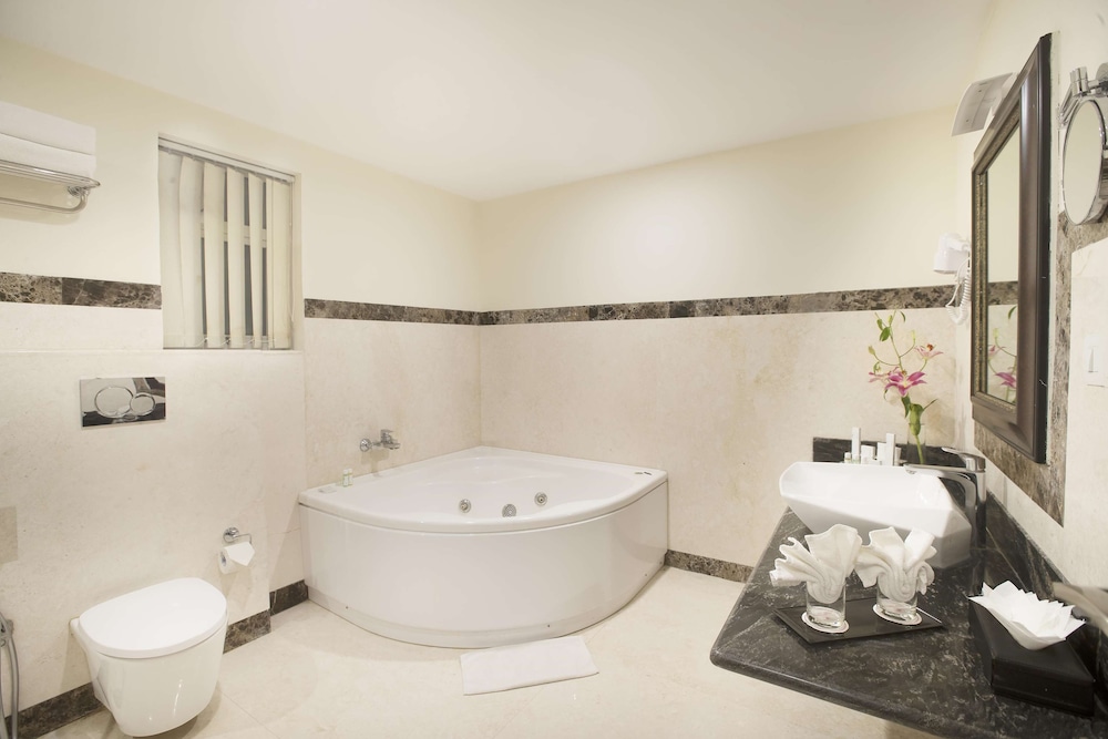 Clarks Exotica Convention Resort Spa 70/70