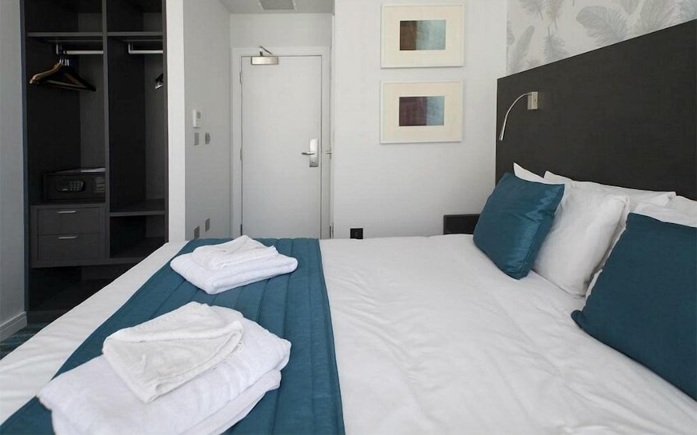 ROOM, DOUBLE BED
