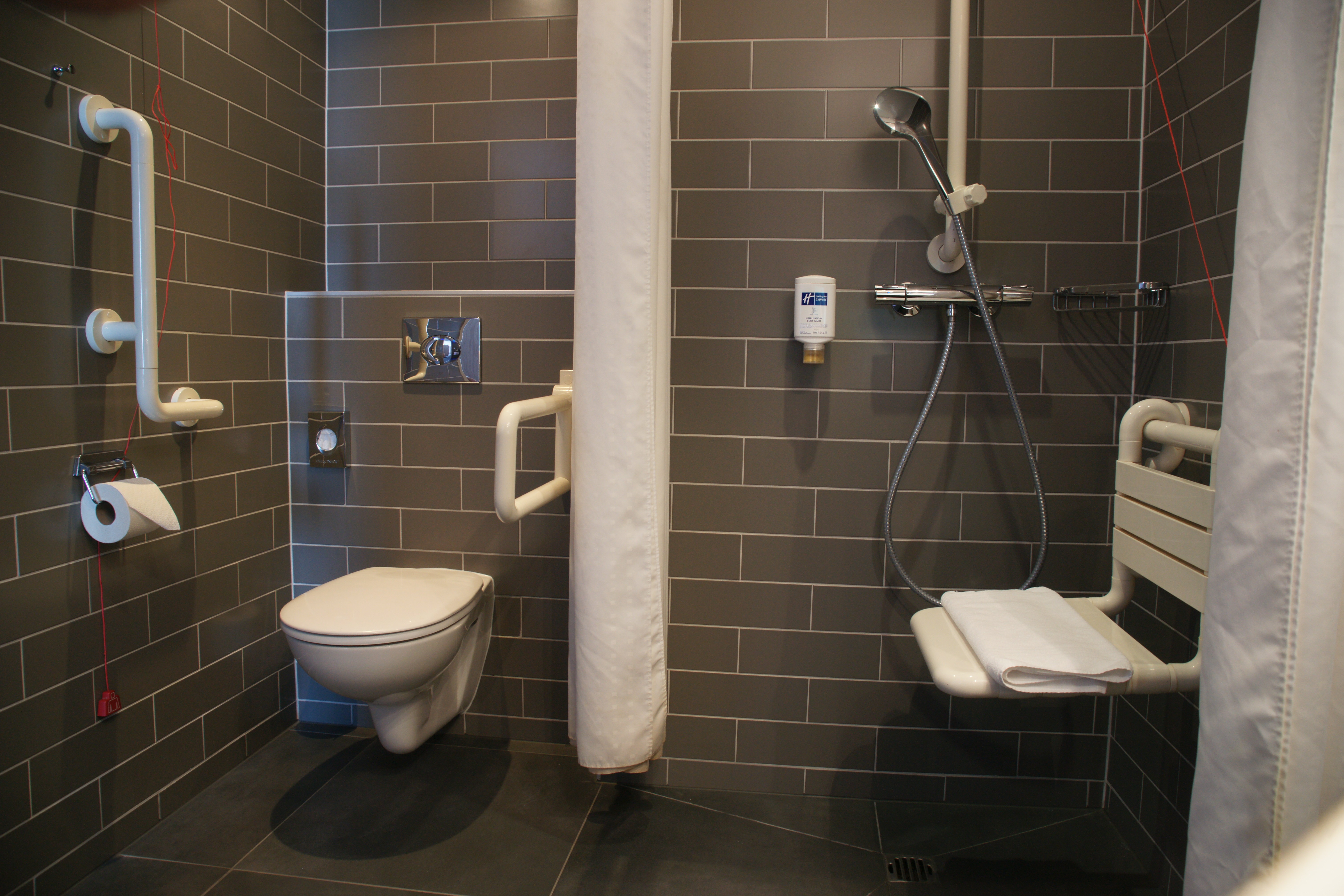 HOLIDAY INN EXPRESS ZURICH AIRPORT 80/80