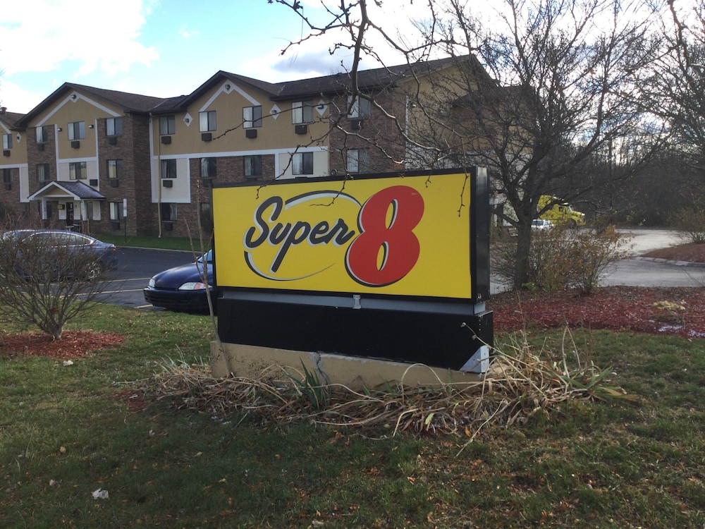 Super 8 By Wyndham Canton/Livonia Area 3/20