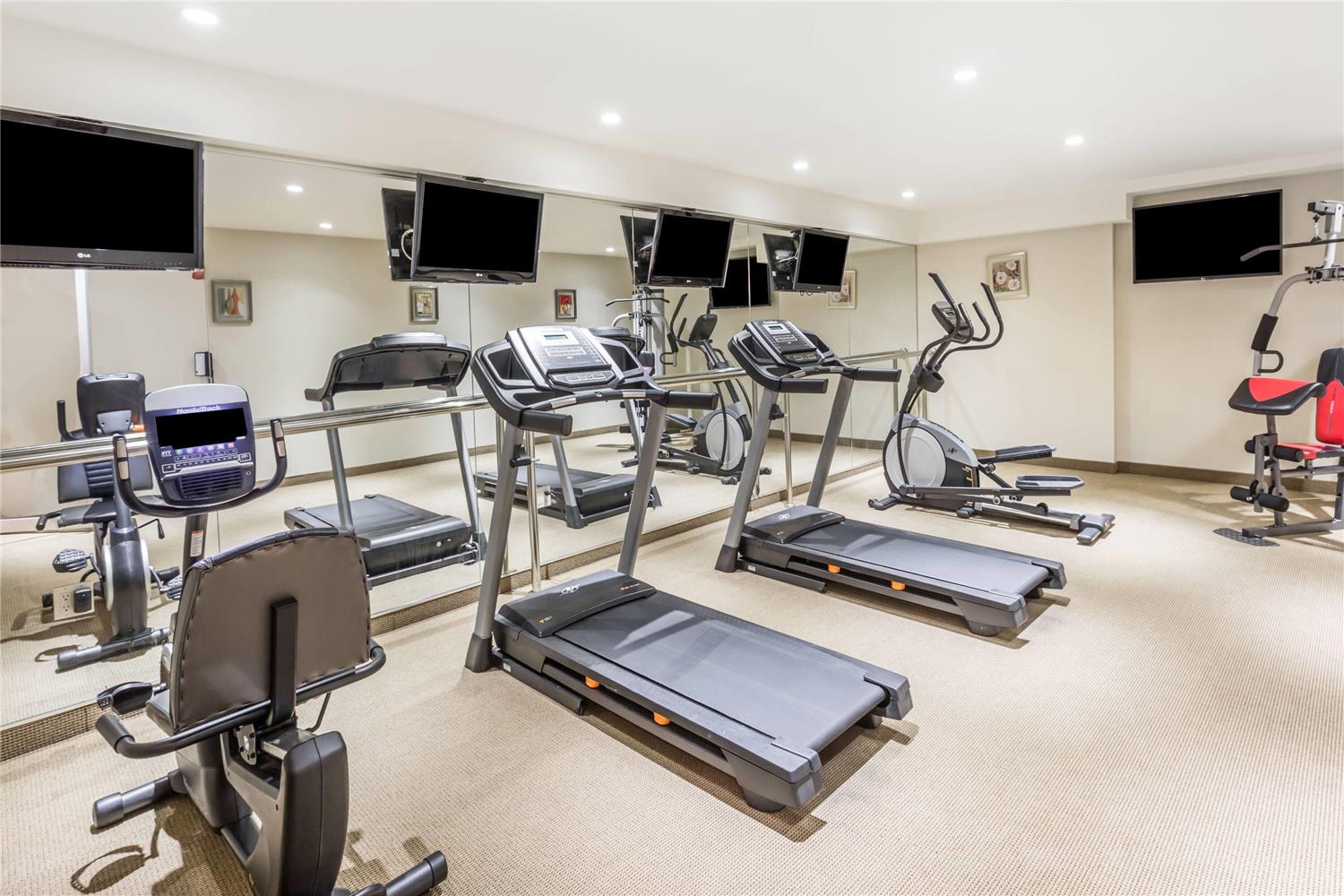 Ramada by Wyndham Flushing Queens 13/35