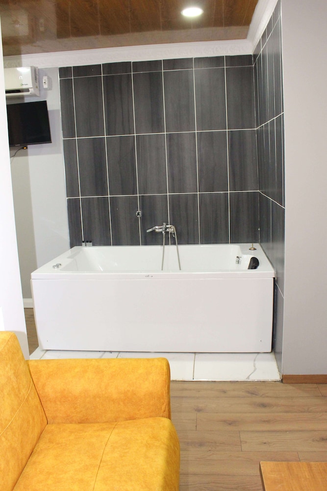 Avist Hotel 5/50
