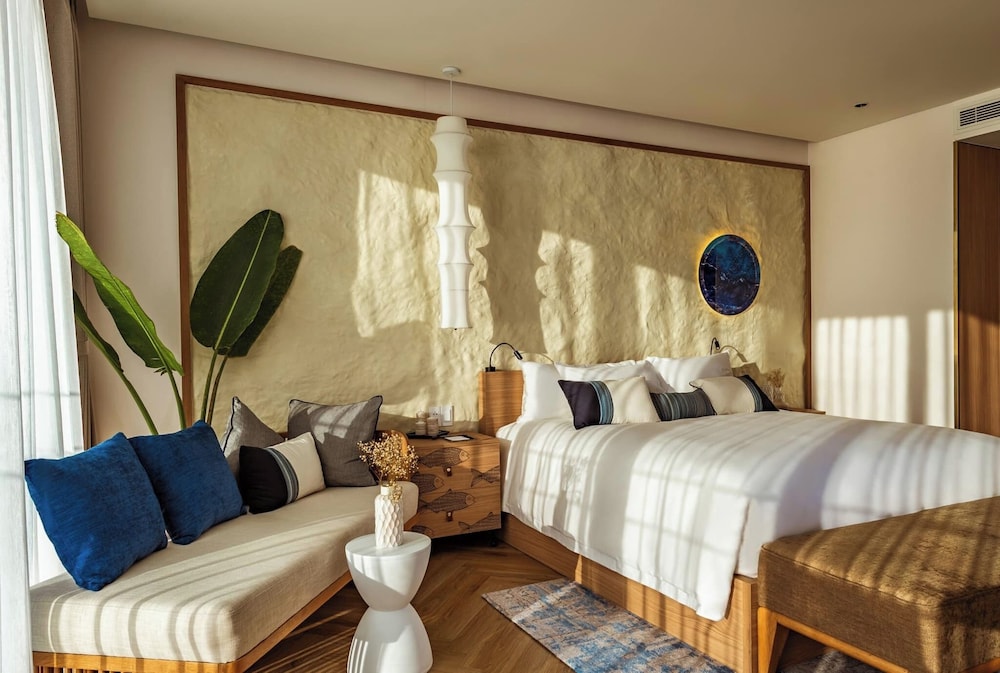 PREMIER, KING BED, PARTIAL OCEAN VIEW