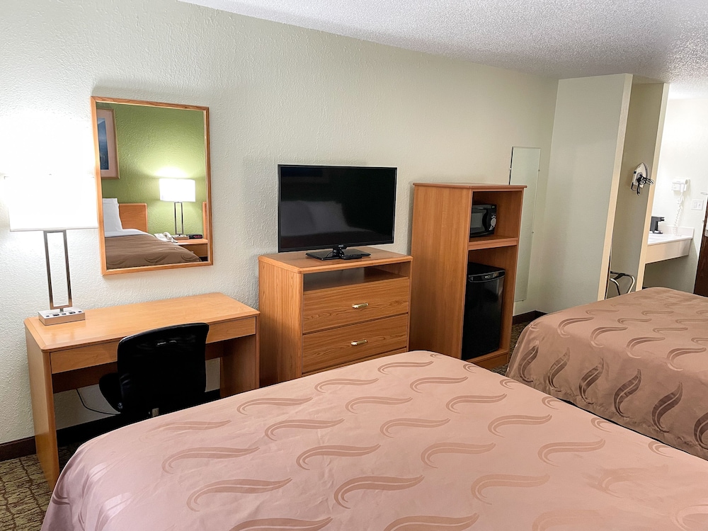 Hudson Inn & Suites (ex Quality Inn) 7/38