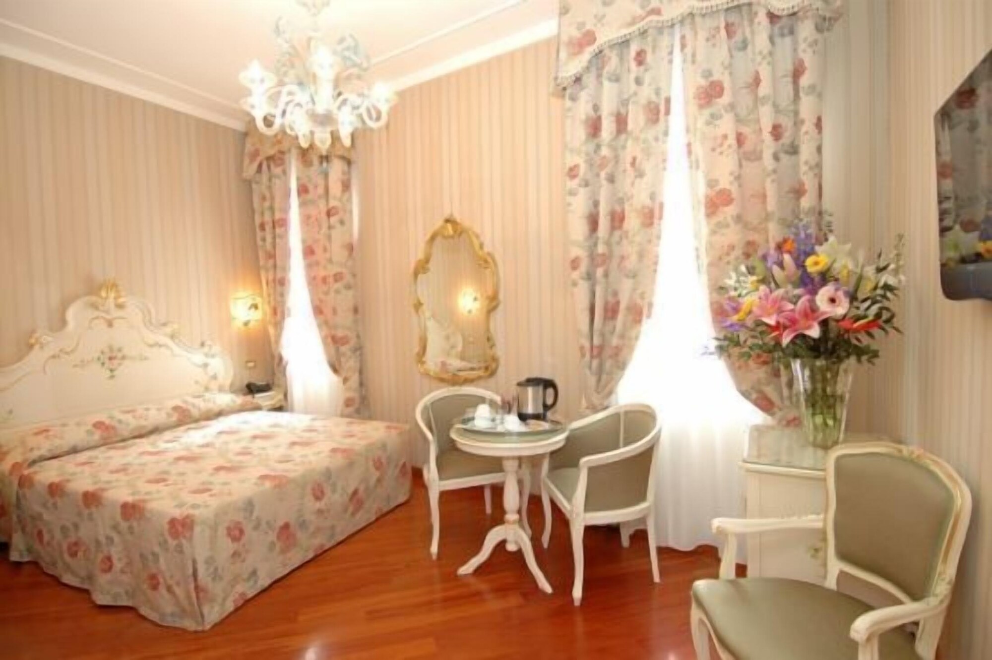 ROOM, QUADRUPLE