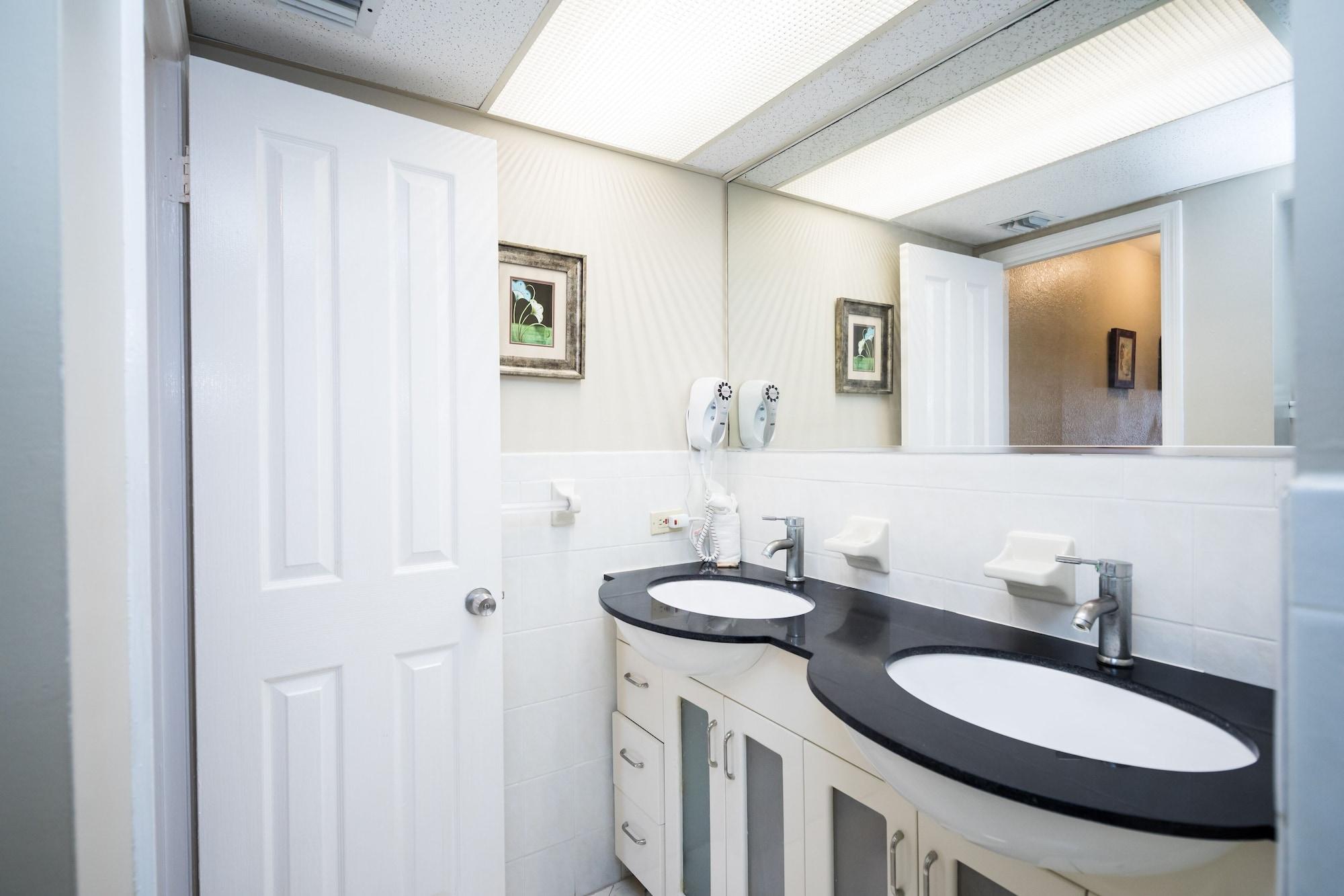 2 Bedrooms, Family Suite, Jetted Tub