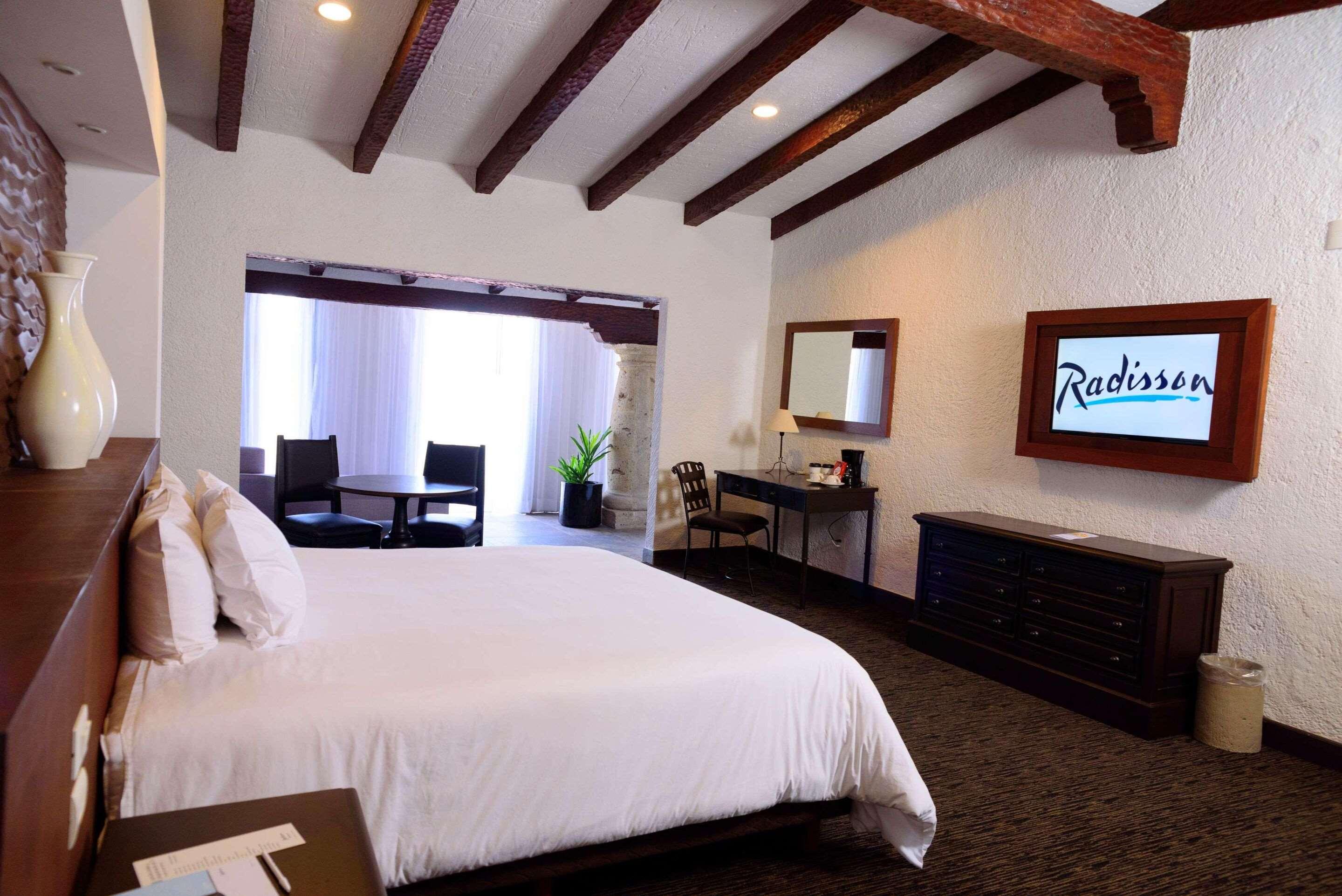 SUITE, KING BED