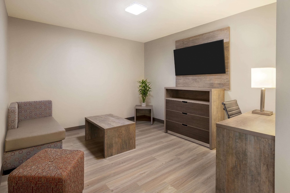 Days Inn & Suites by Wyndham Bowling Green 26/46