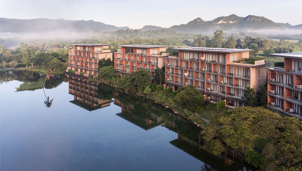 Atta Lakeside Resort Suite 8/81