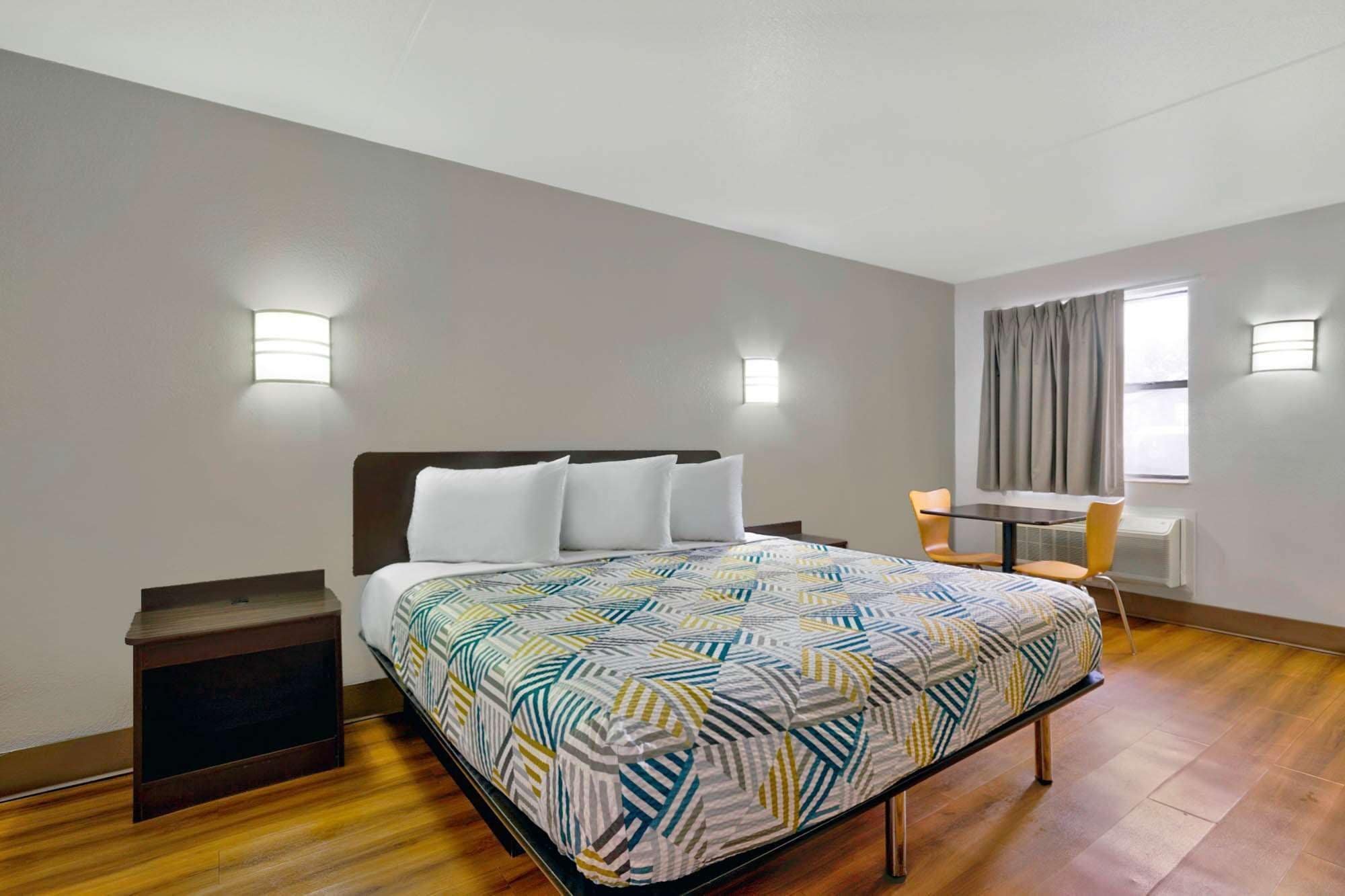 STANDARD, KING BED, SMOKING, ACCESSIBLE