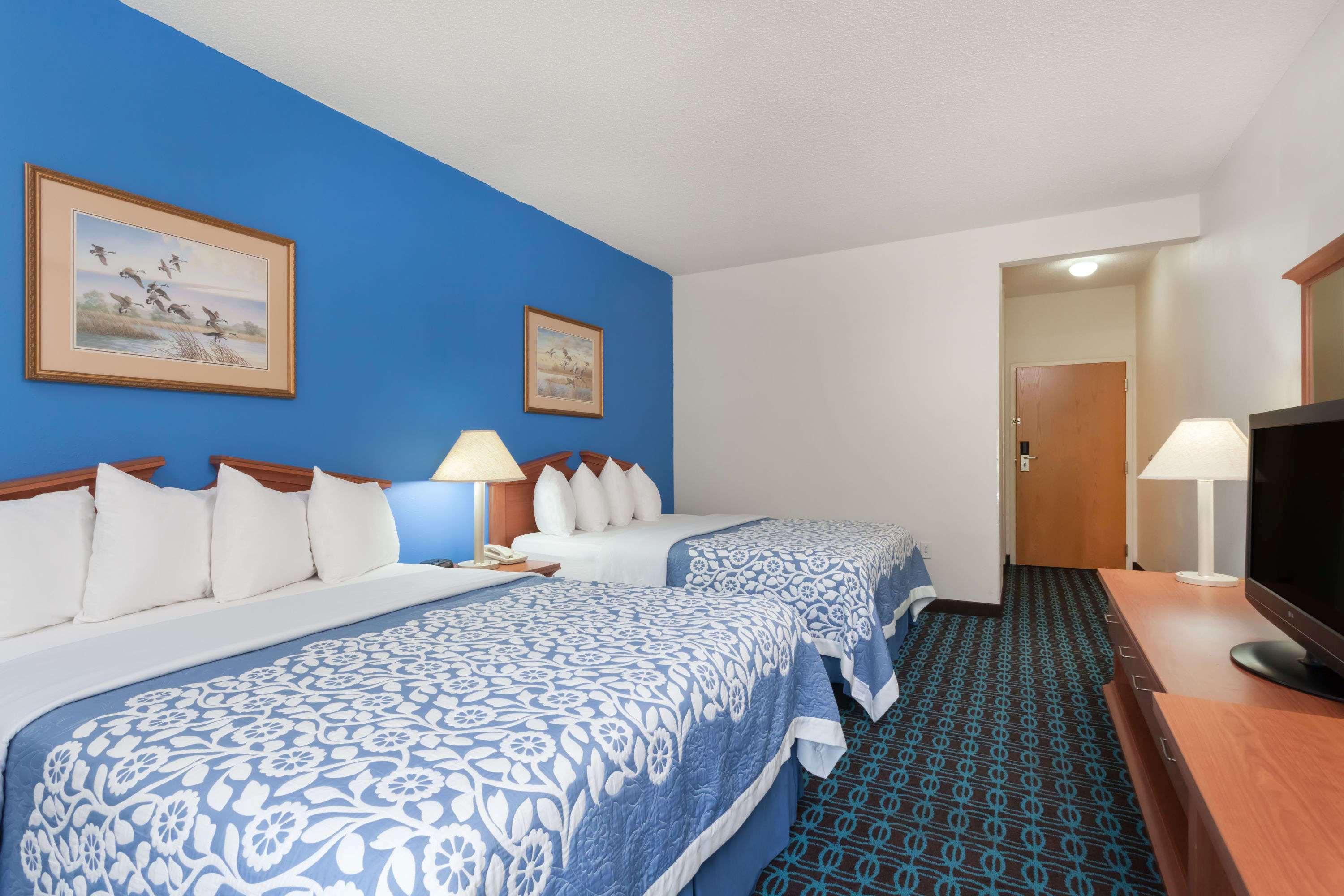 Days Inn & Suites by Wyndham Cambridge 14/30