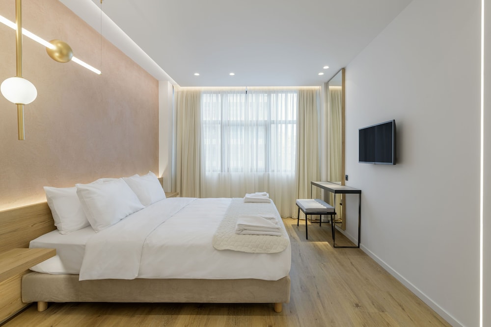 جناح تنفيذي بسرير كوين، Magenta Acropolis 3/5
