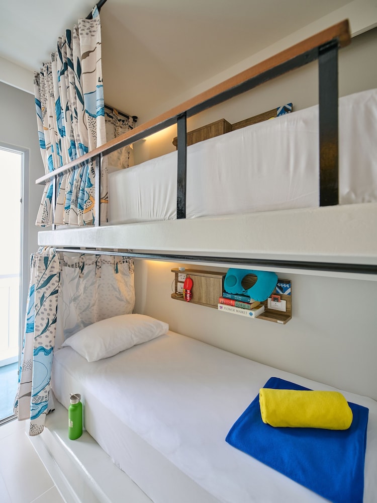 Female Dorm, 4 Beds, 2 Bunk Beds, LUB D PHUKET PATONG 3/5