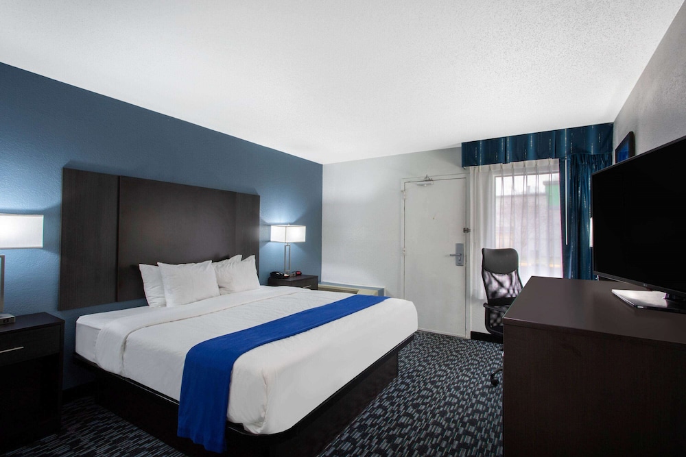 Clarion Pointe Charlotte 34/57