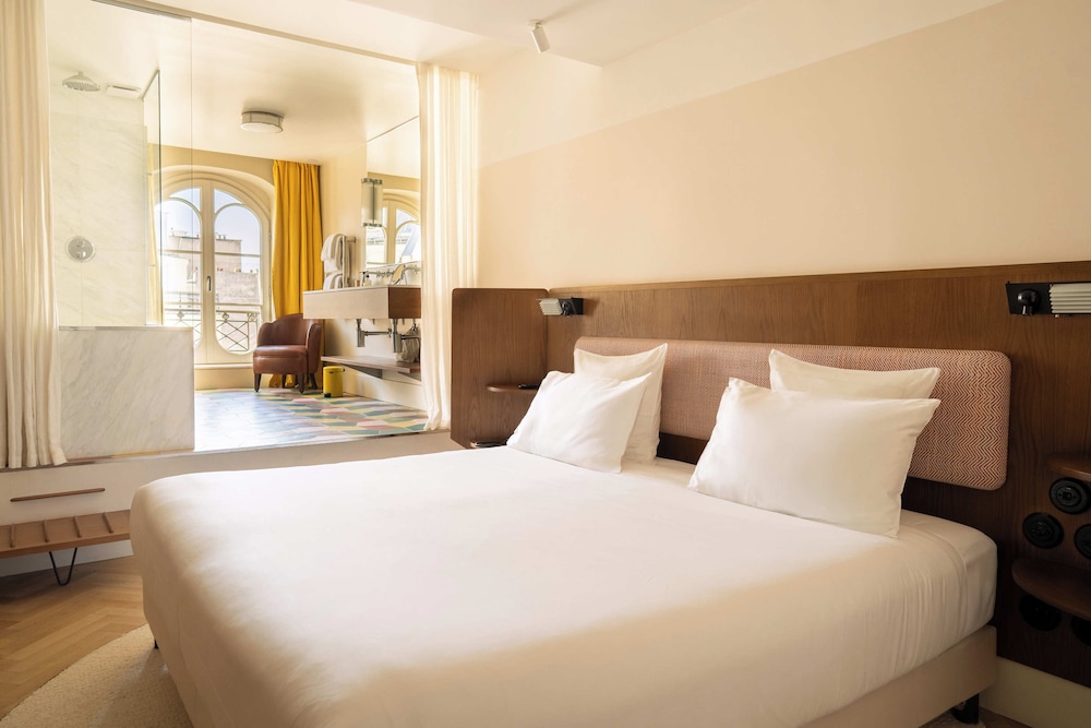 Parisienne, Double Bed