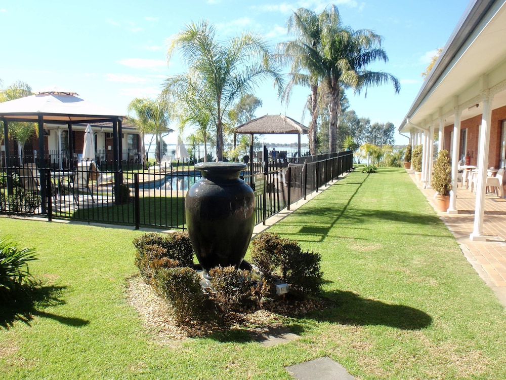 Capricorn Motor Inn 43/55