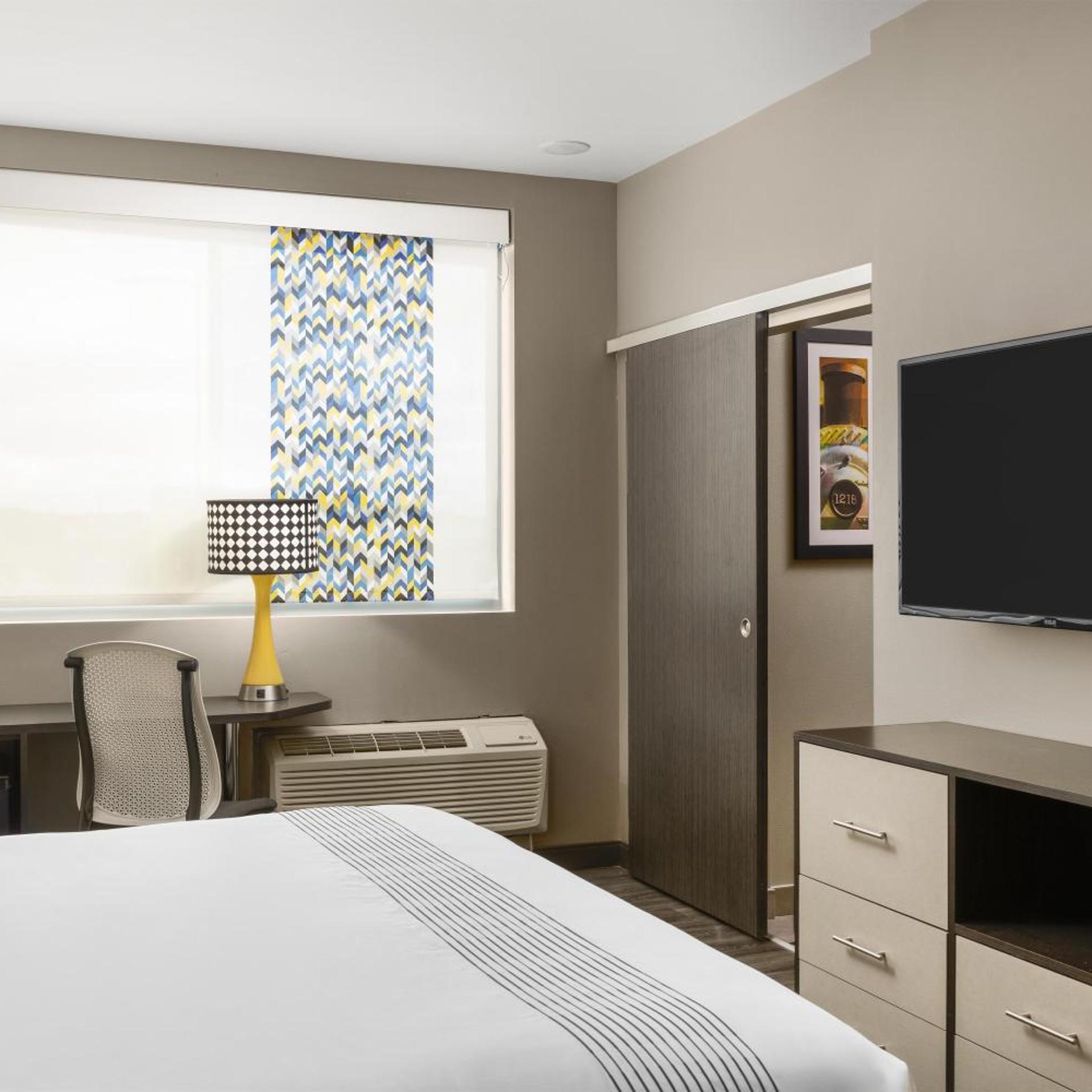 Room, King Bed, Large, Accessible