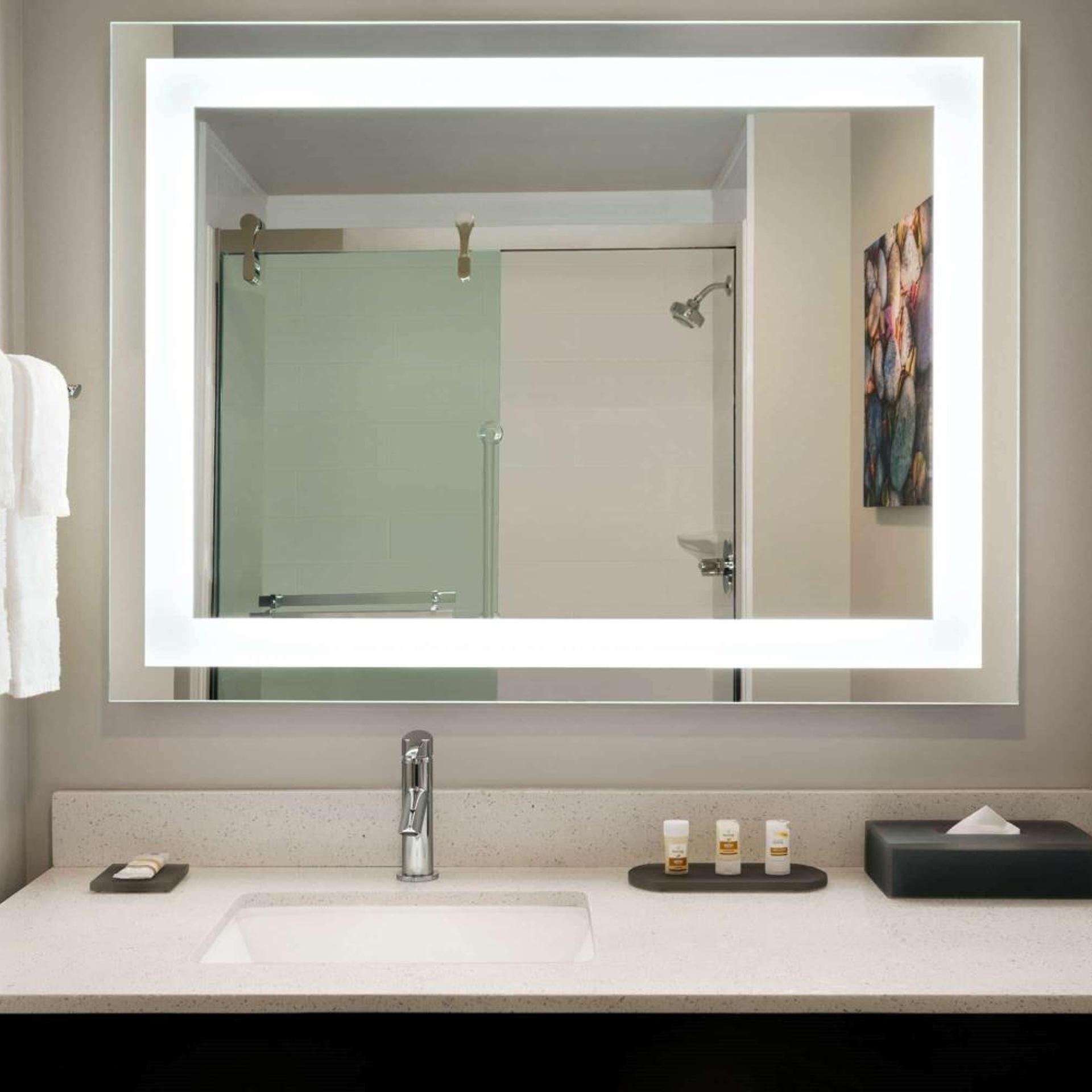 غرفة بسرير كينج بمطبخ صغير، La Quinta Inn And Suites by Wyndham Burlington 7/7