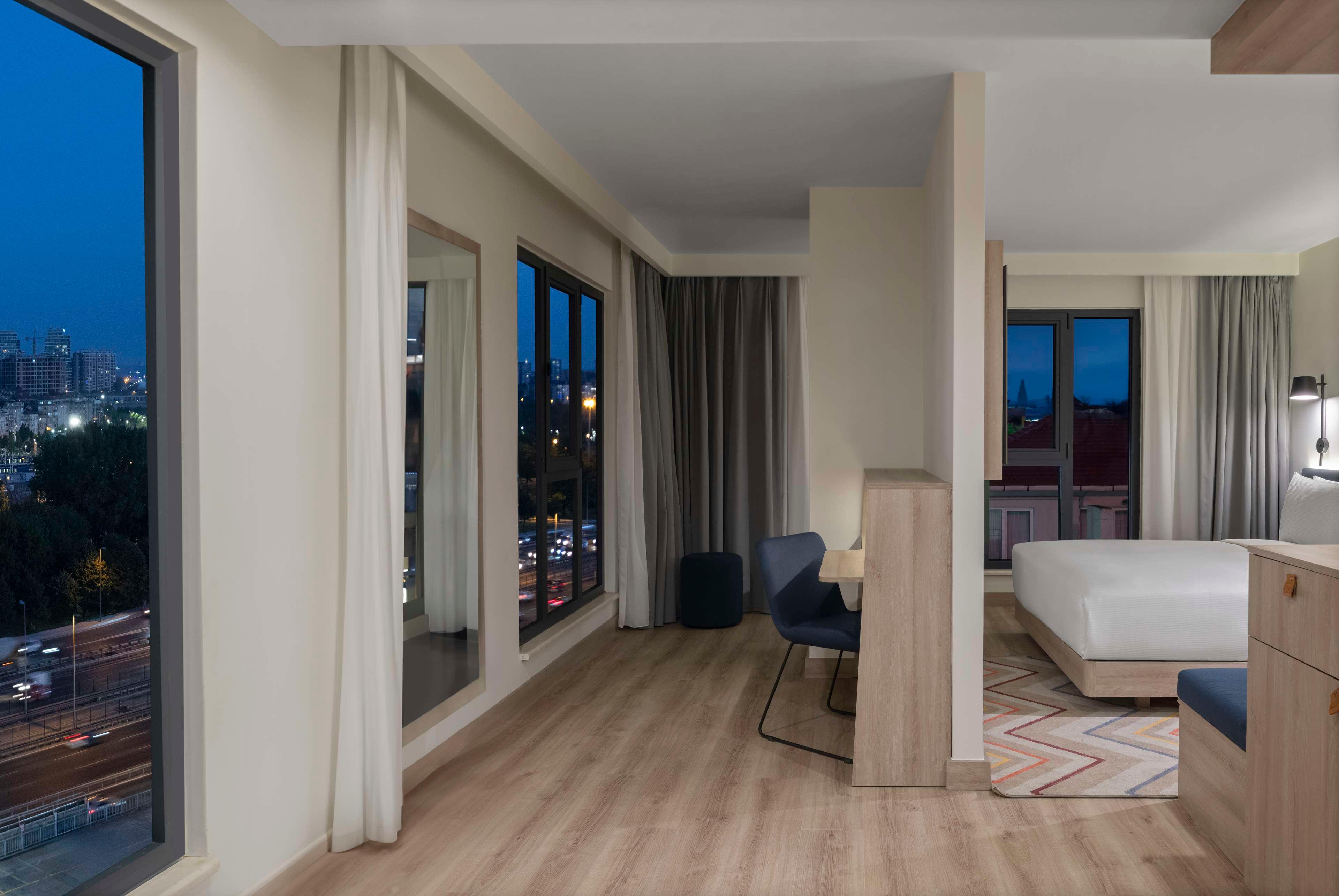 غرفة بسرير مزدوج أو سريرين منفصلين، Hampton by Hilton Istanbul Merter 2/3