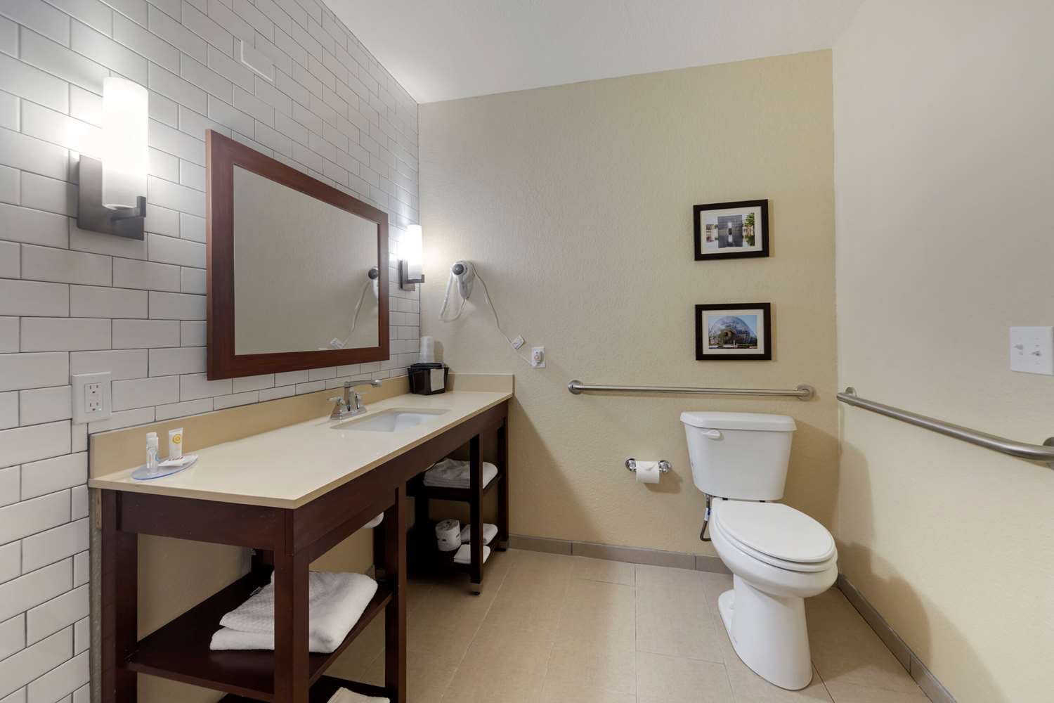Comfort Inn and Suites Harrah 22/23