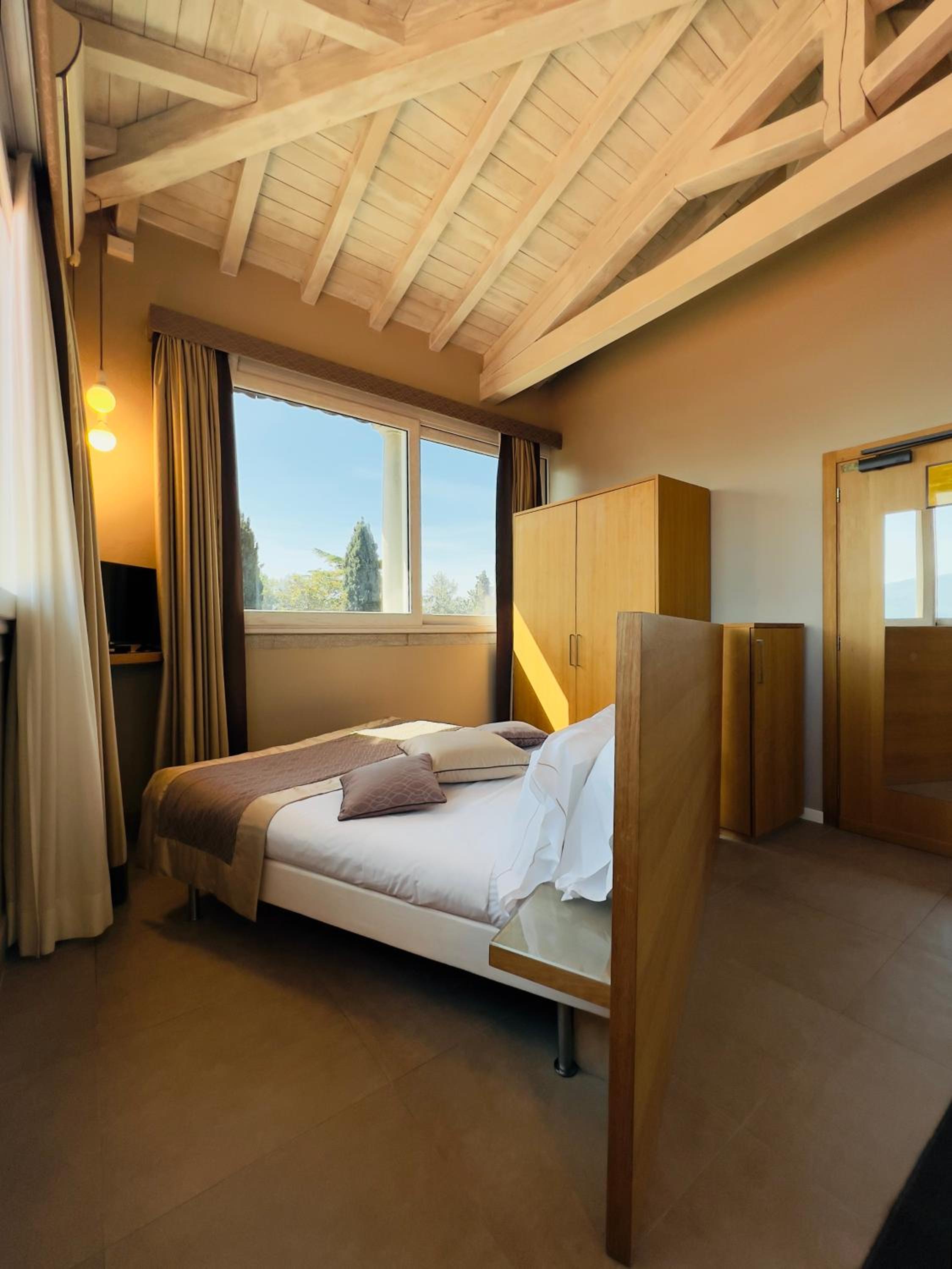 Room, Double Bed, Lake View, Attic