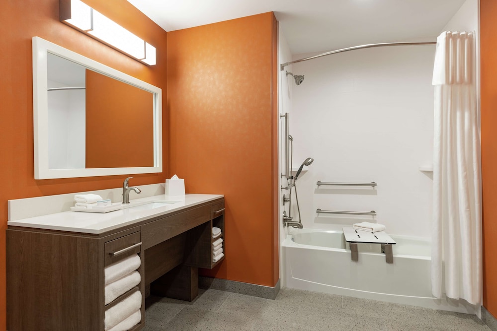 Studio, King Bed, Accessible