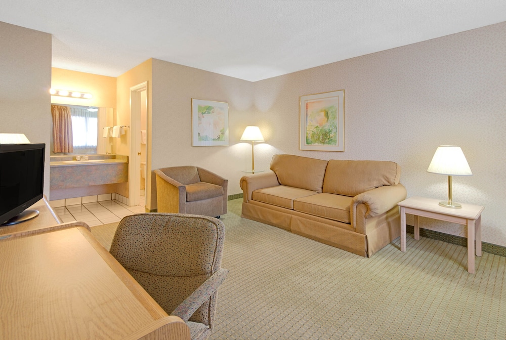 Tree Inn & Suites Albuquerque 18/27
