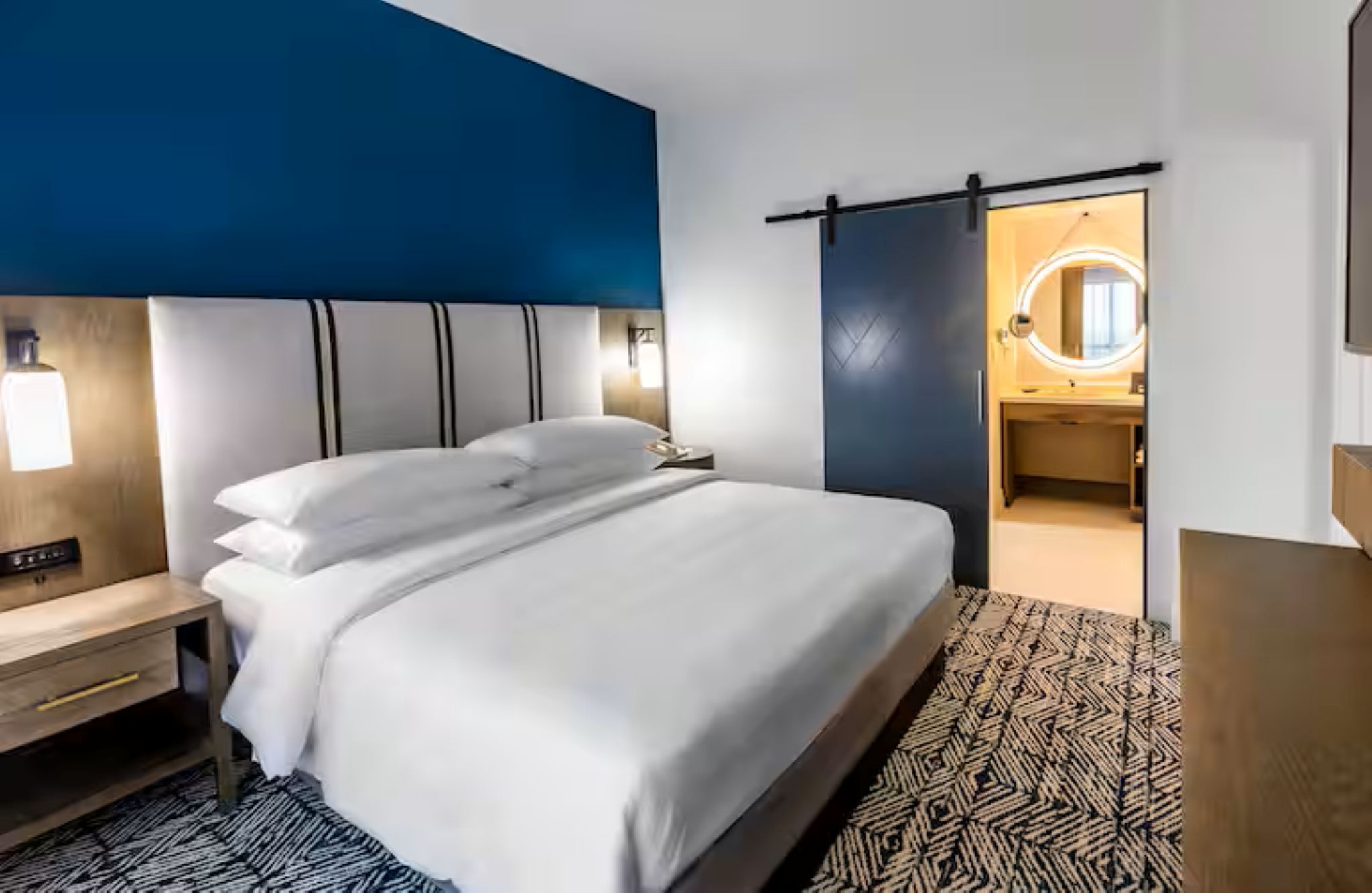2 ROOMS, SUITE, KING BED