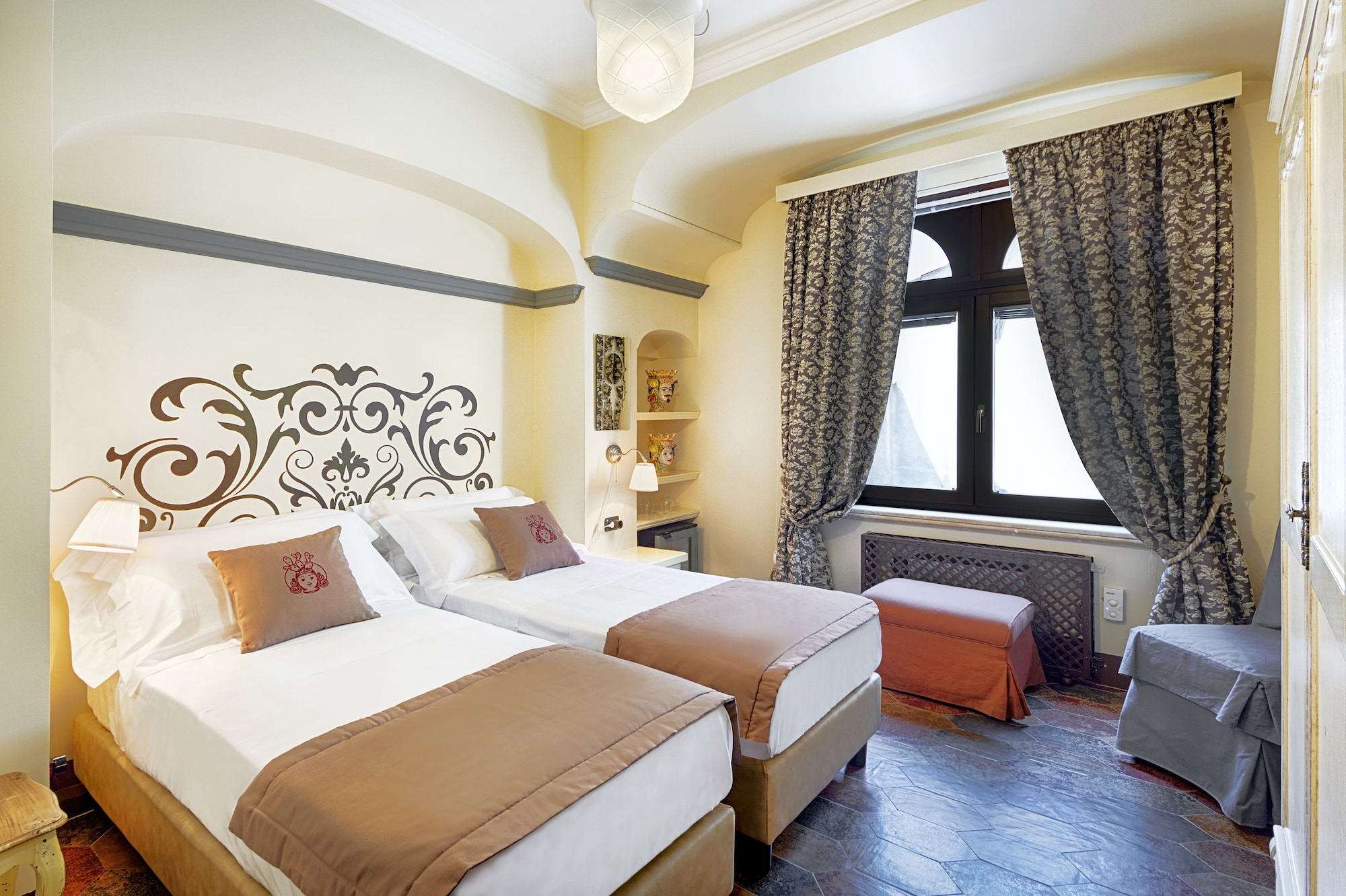 SUITE, DOUBLE OR TWIN BED