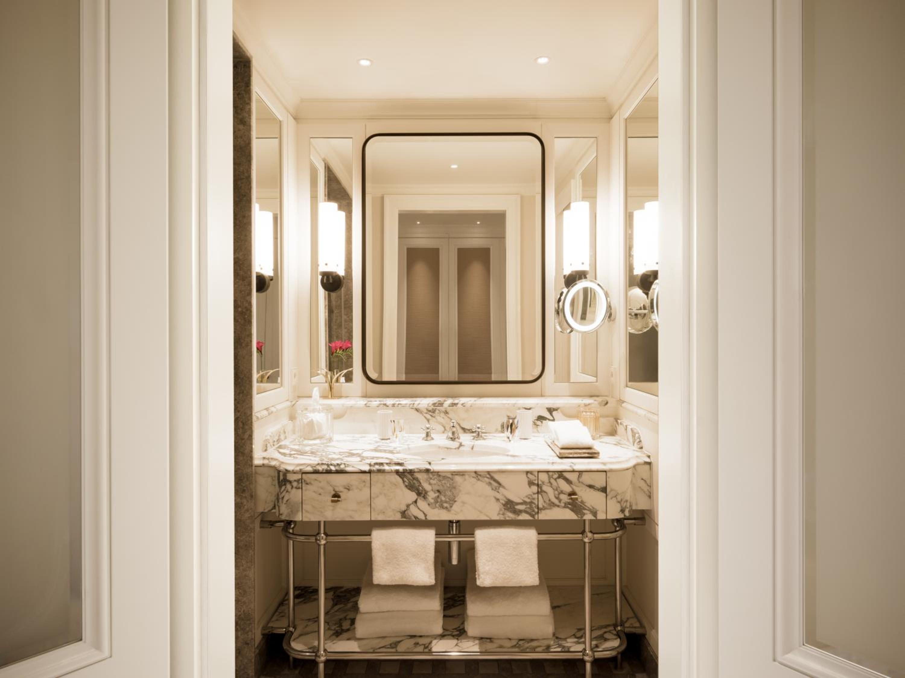 Suite, Lake View