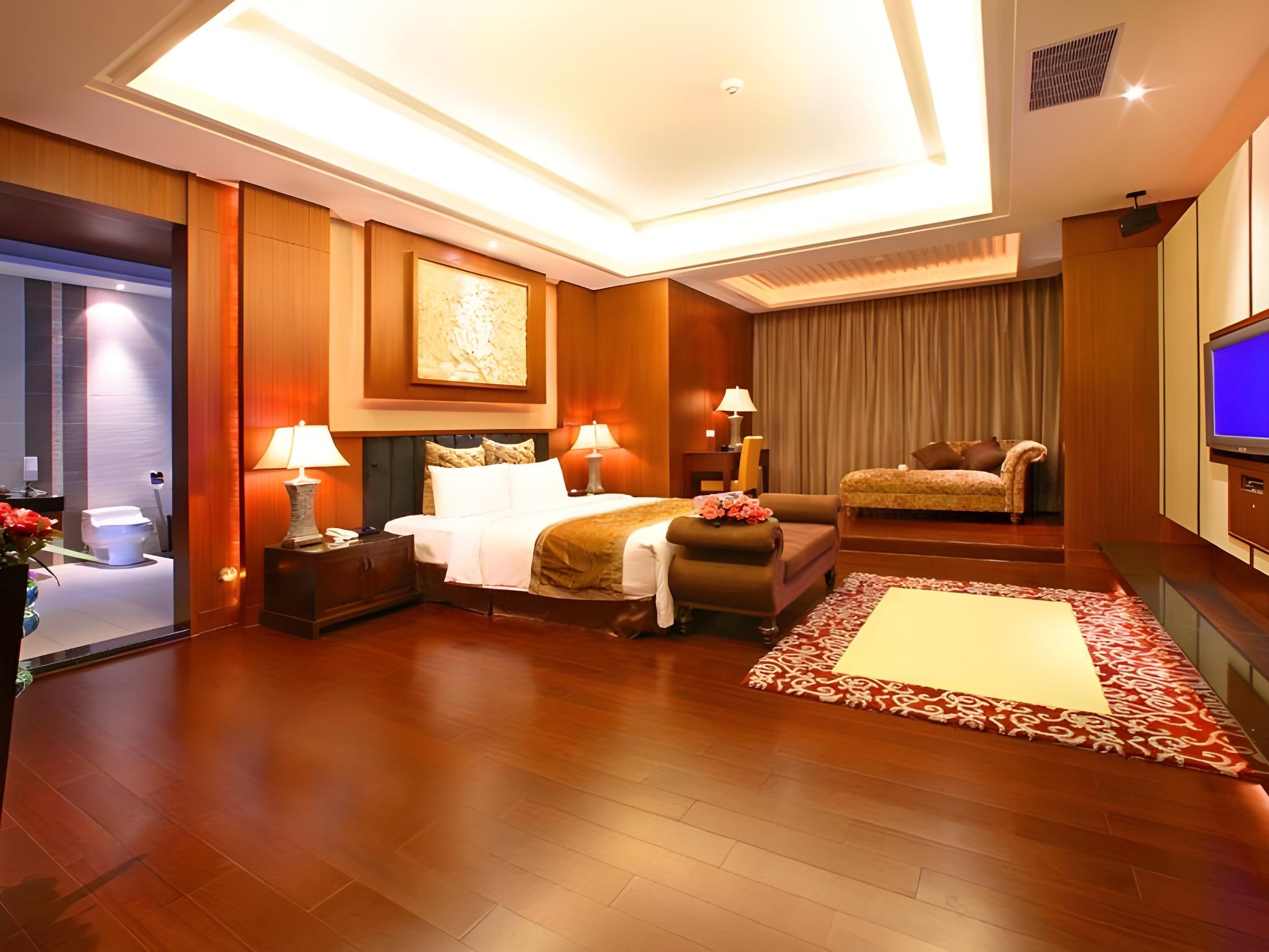 Deluxe, Suite, King Bed, Queen Bed