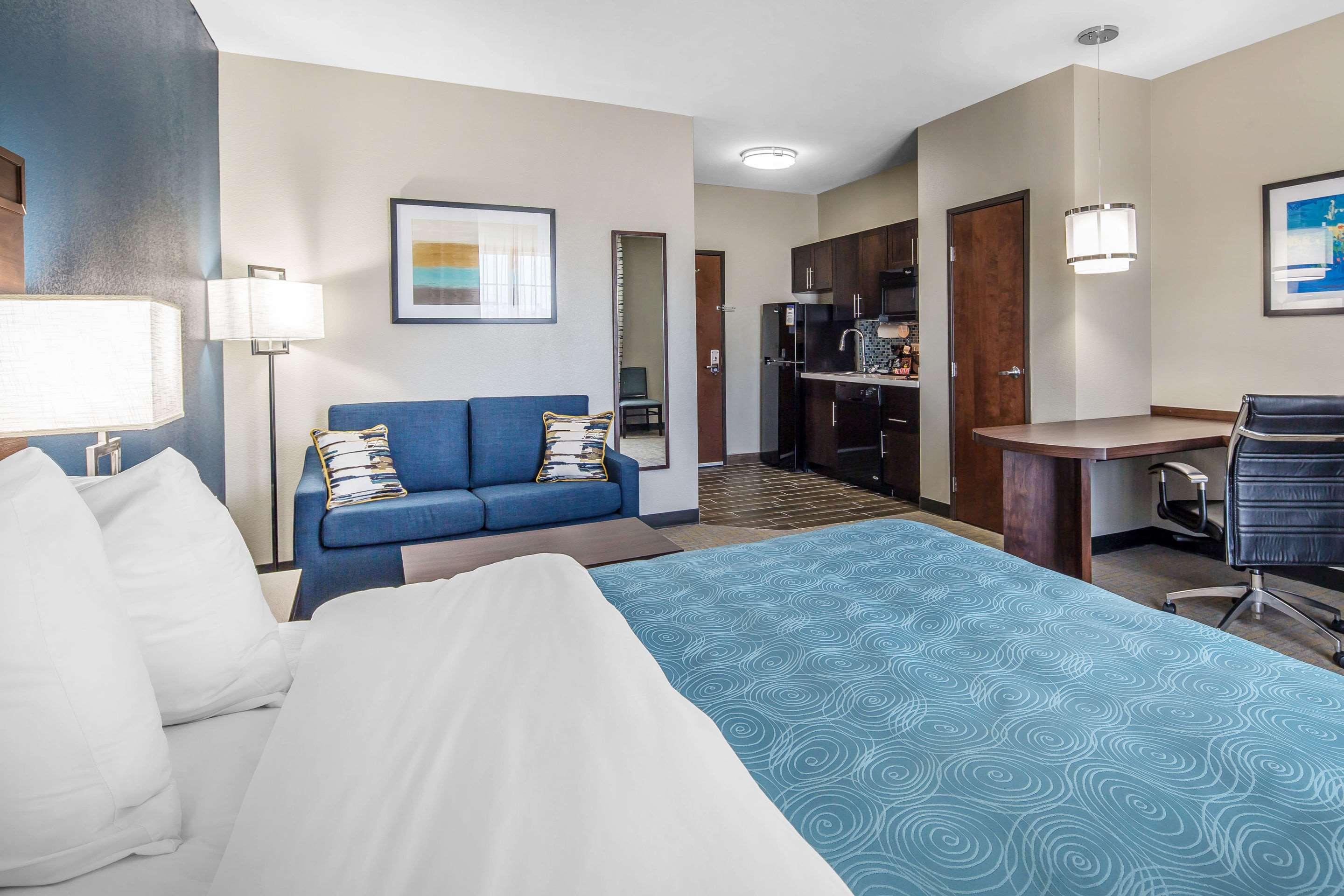 SUITE, QUEEN BED, ACCESSIBLE