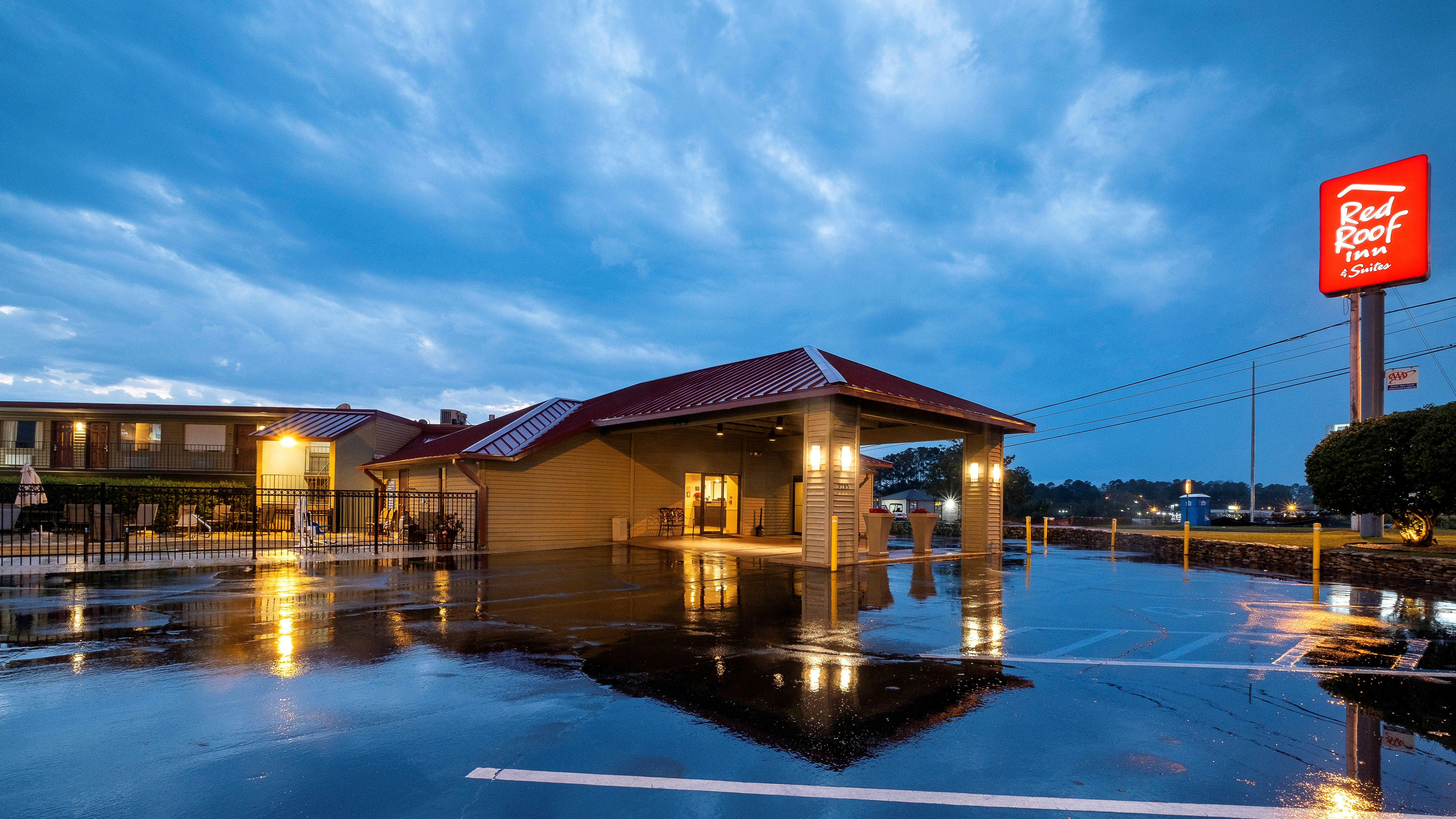 Red Roof Inn & Suites Dothan 2/40