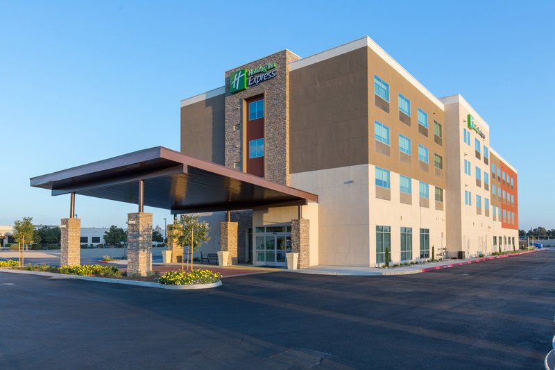 HOLIDAY INN EXPRESS VISALIA 26/28