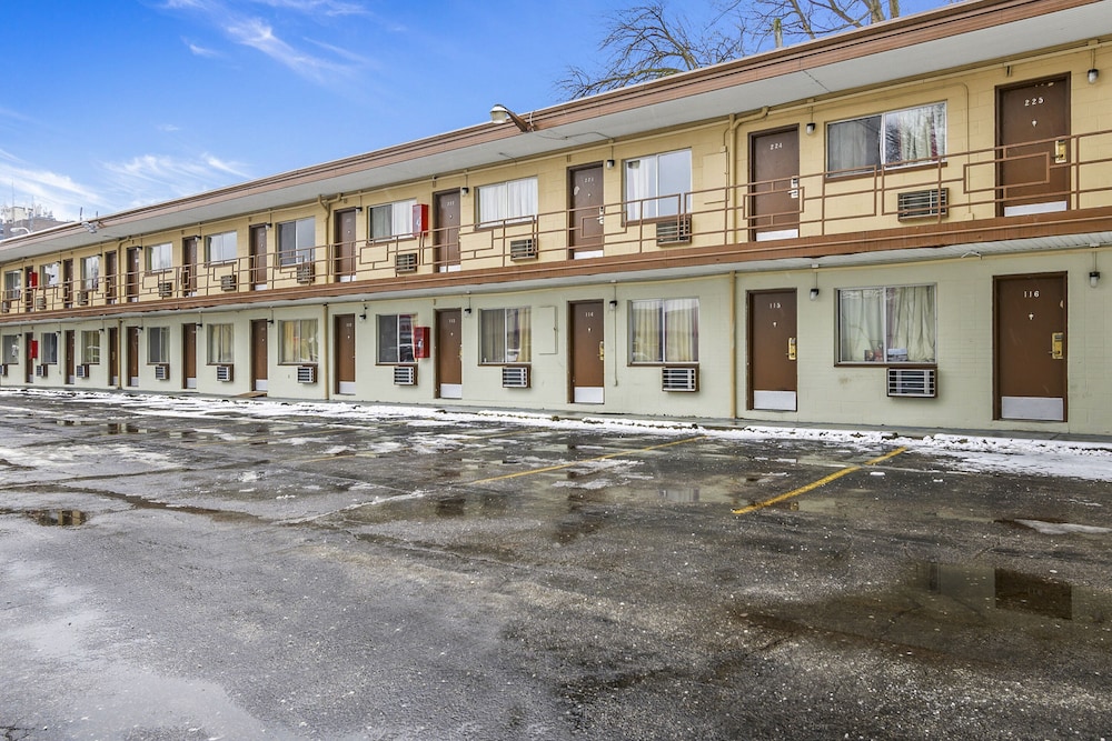 OYO Hotel Downtown Peoria I-74 in PEORIA - IL