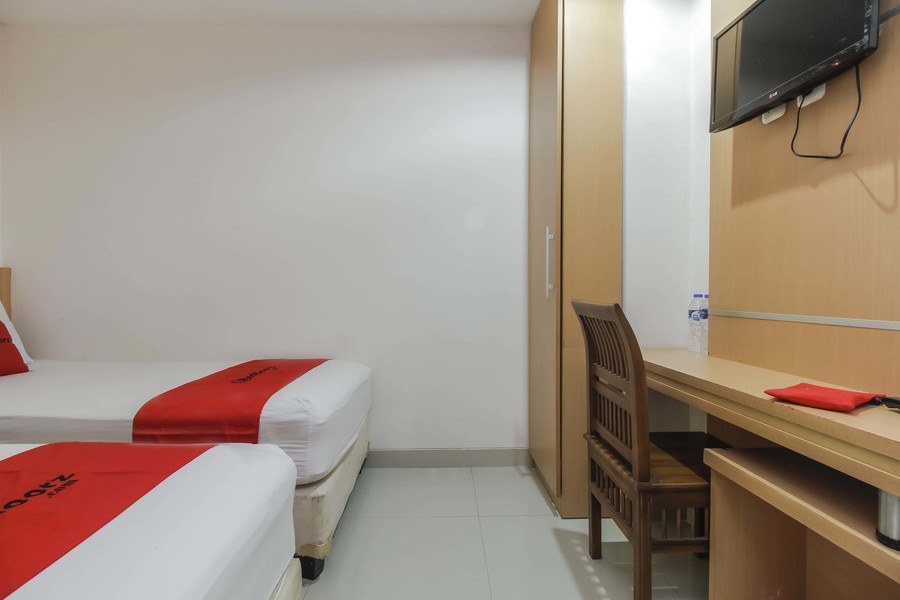Reddoorz Plus Near Galaxy Bekasi 18/22