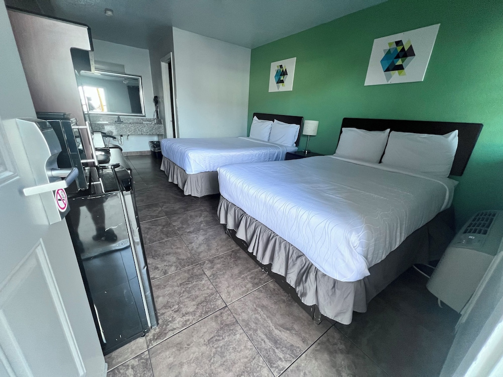 Basic, 2 Double Beds