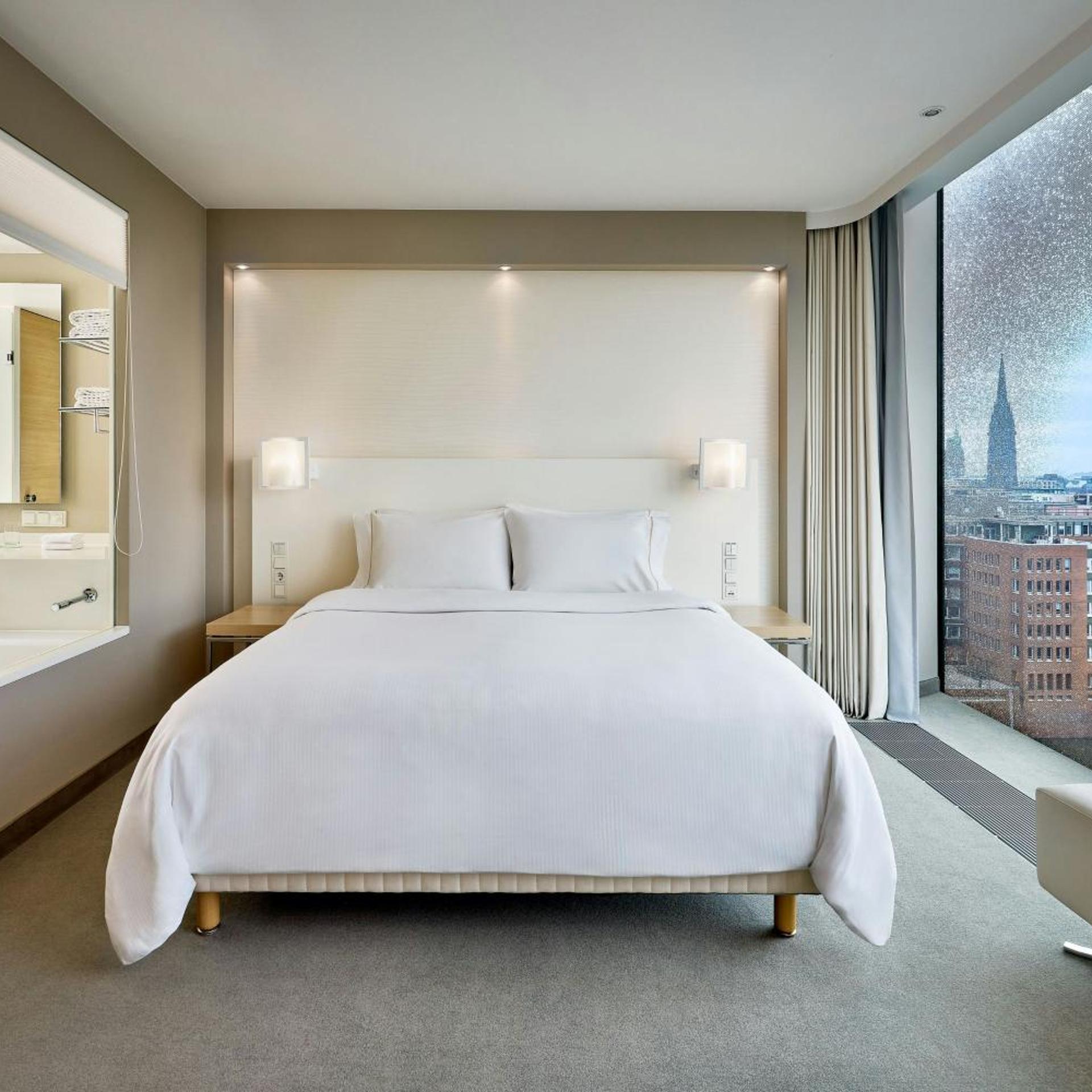 Guest Room, Deluxe, King Bed, Partial Harbour View, City View