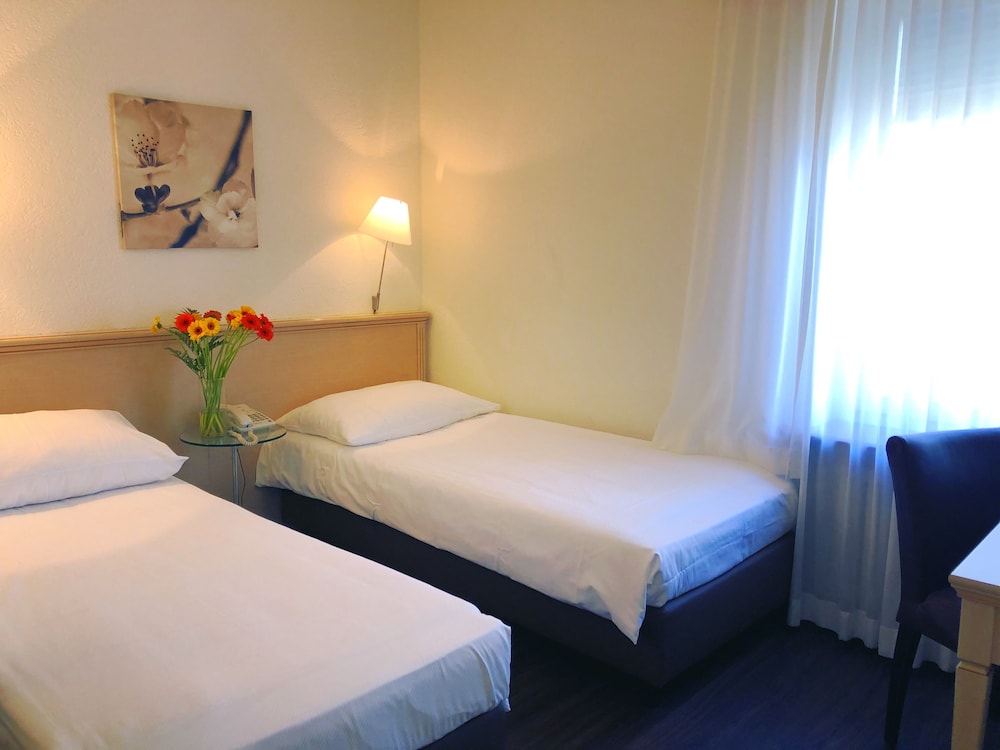 ROOM, DOUBLE OR TWIN BED