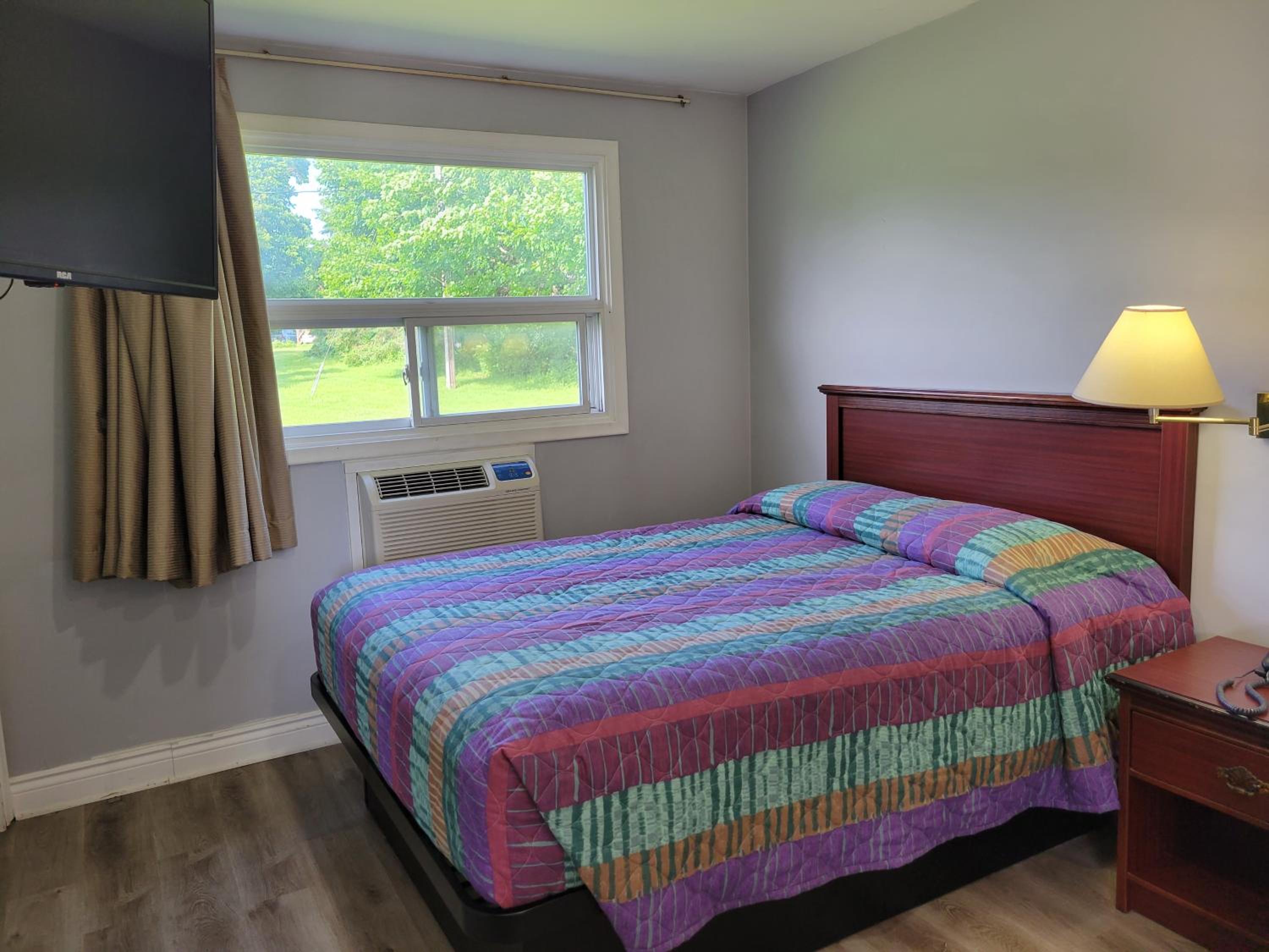 Room, Queen Bed, Kitchen