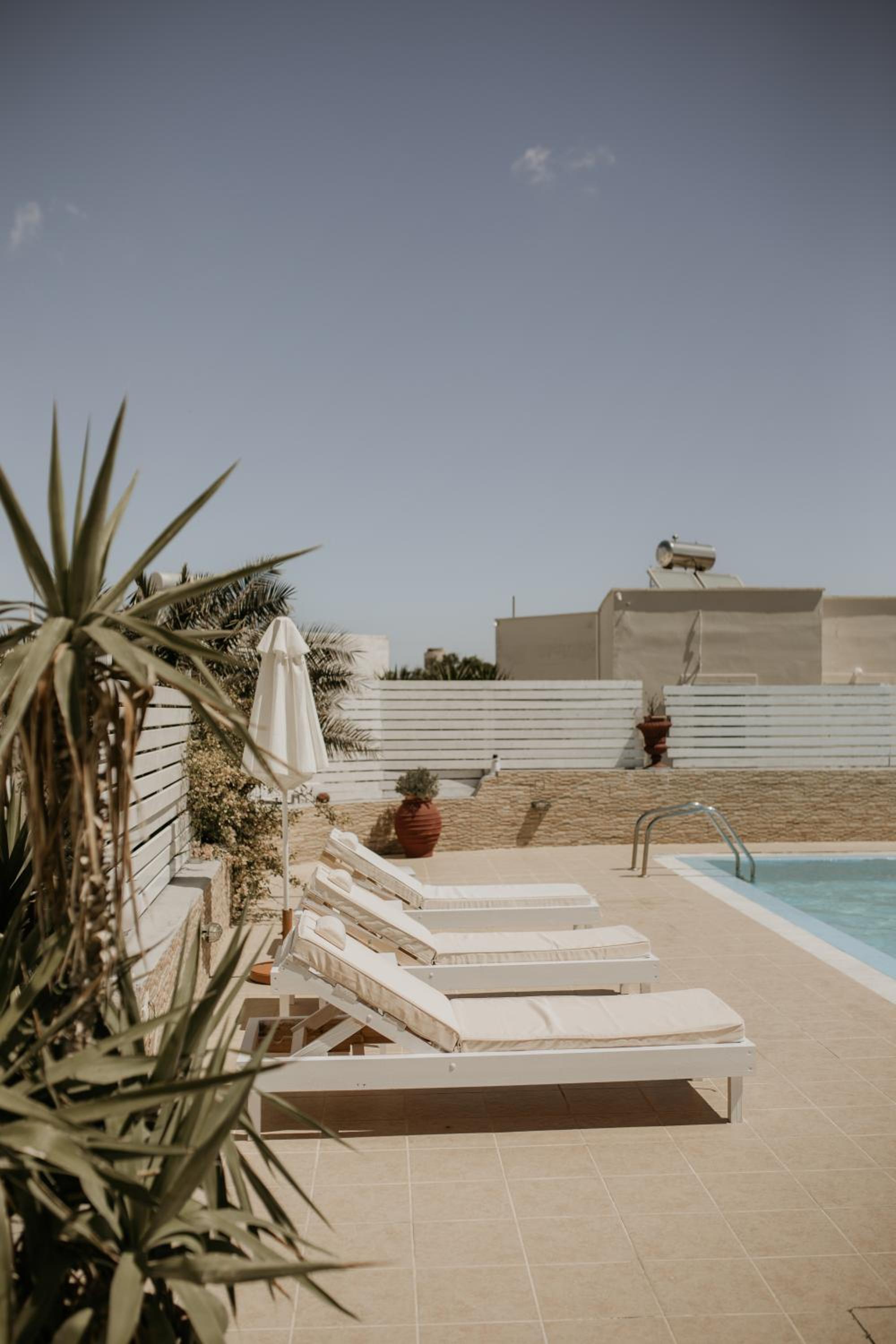 Hotel Thirasia 93/98