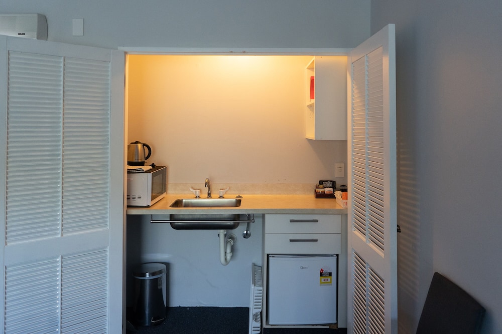 BURWOOD MANOR MOTEL 34/50