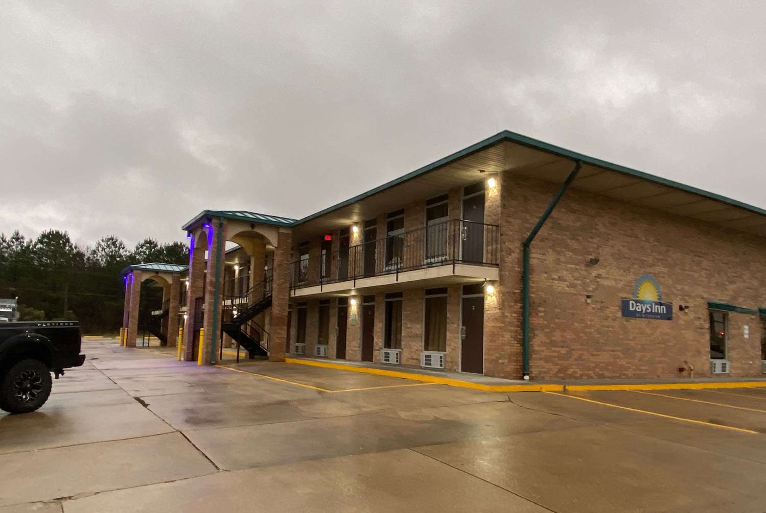 Days Inn by Wyndham Forest 33/40