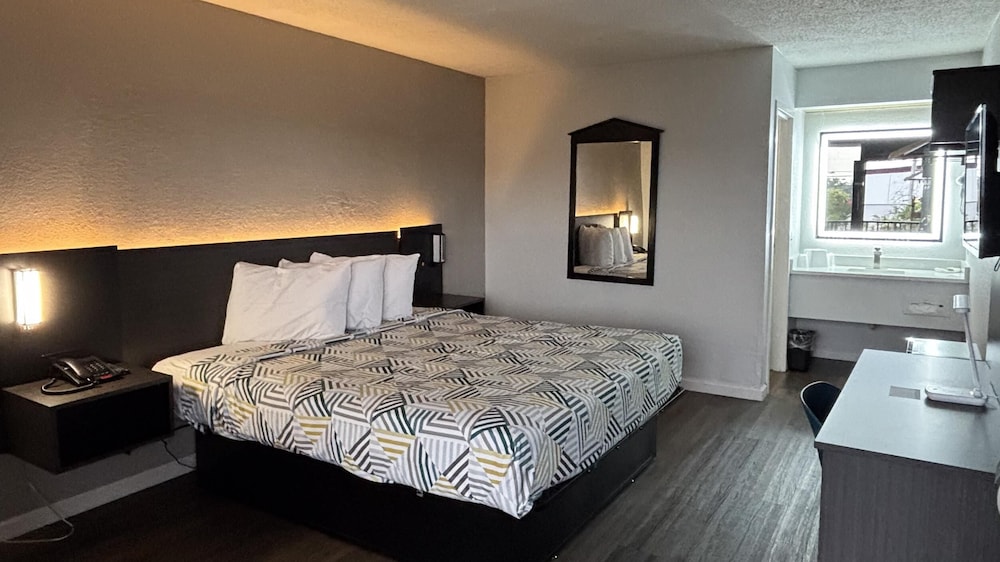 DELUXE, KING BED