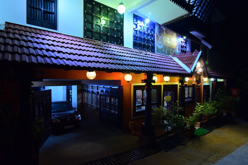 KOVALAM BEACH HOTEL 4/36