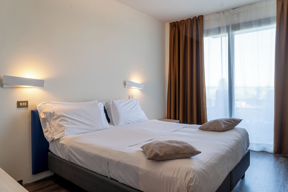 غرفة كومفورت بسرير مزدوج أو سريرين منفصلين بإطلالة على البحيرة بشرفة، Hotel Desiree 2/8