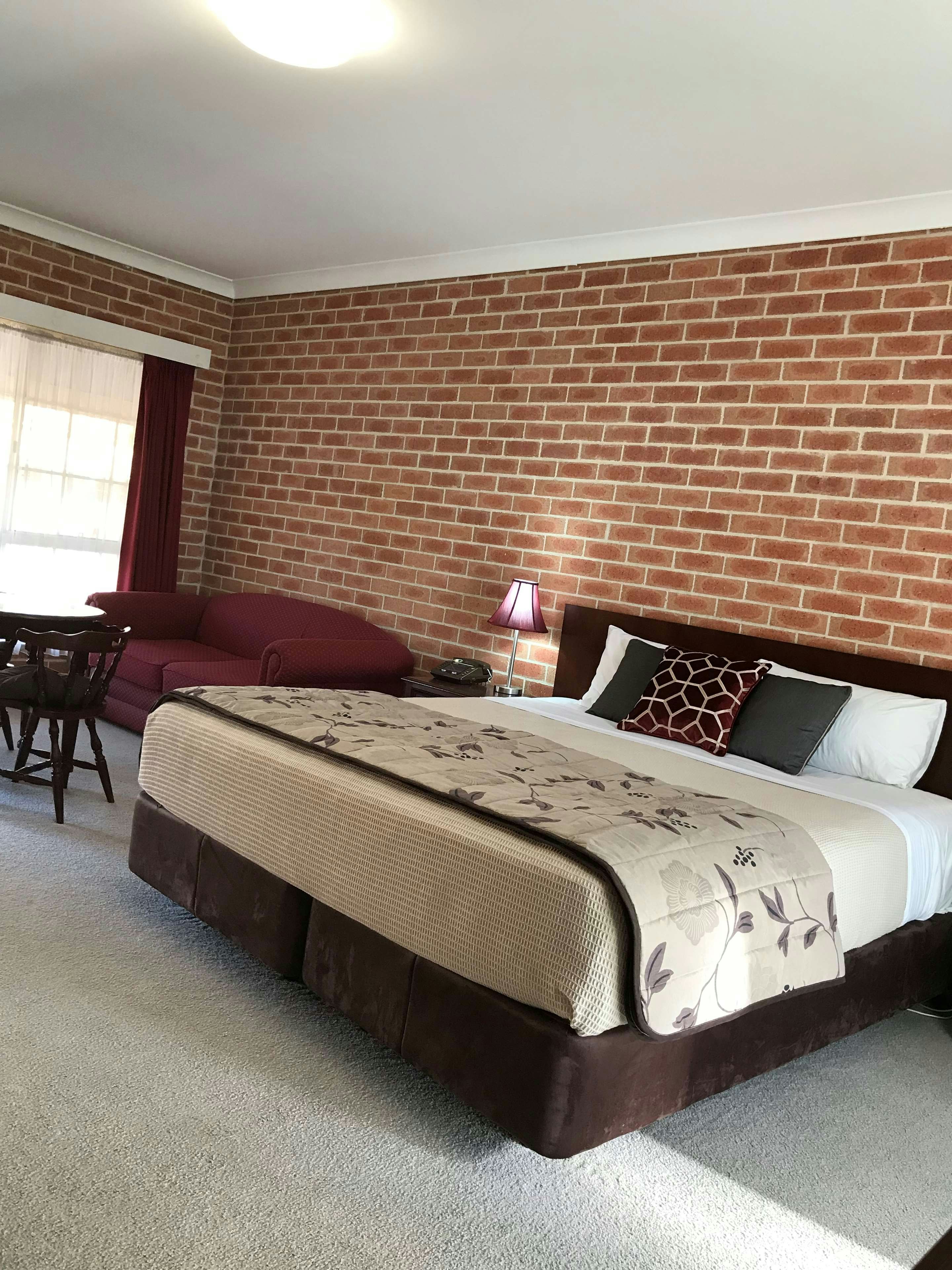 Country Gardens Motor Inn 2/33